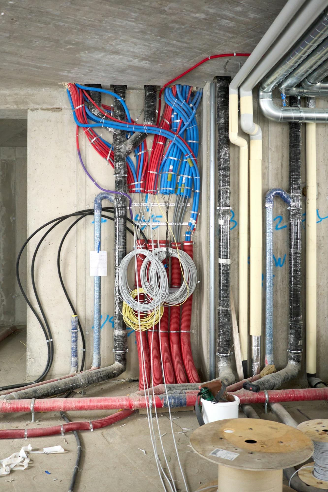 Rete di tubazioni e cavi elettrici in un cantiere edile al grezzo