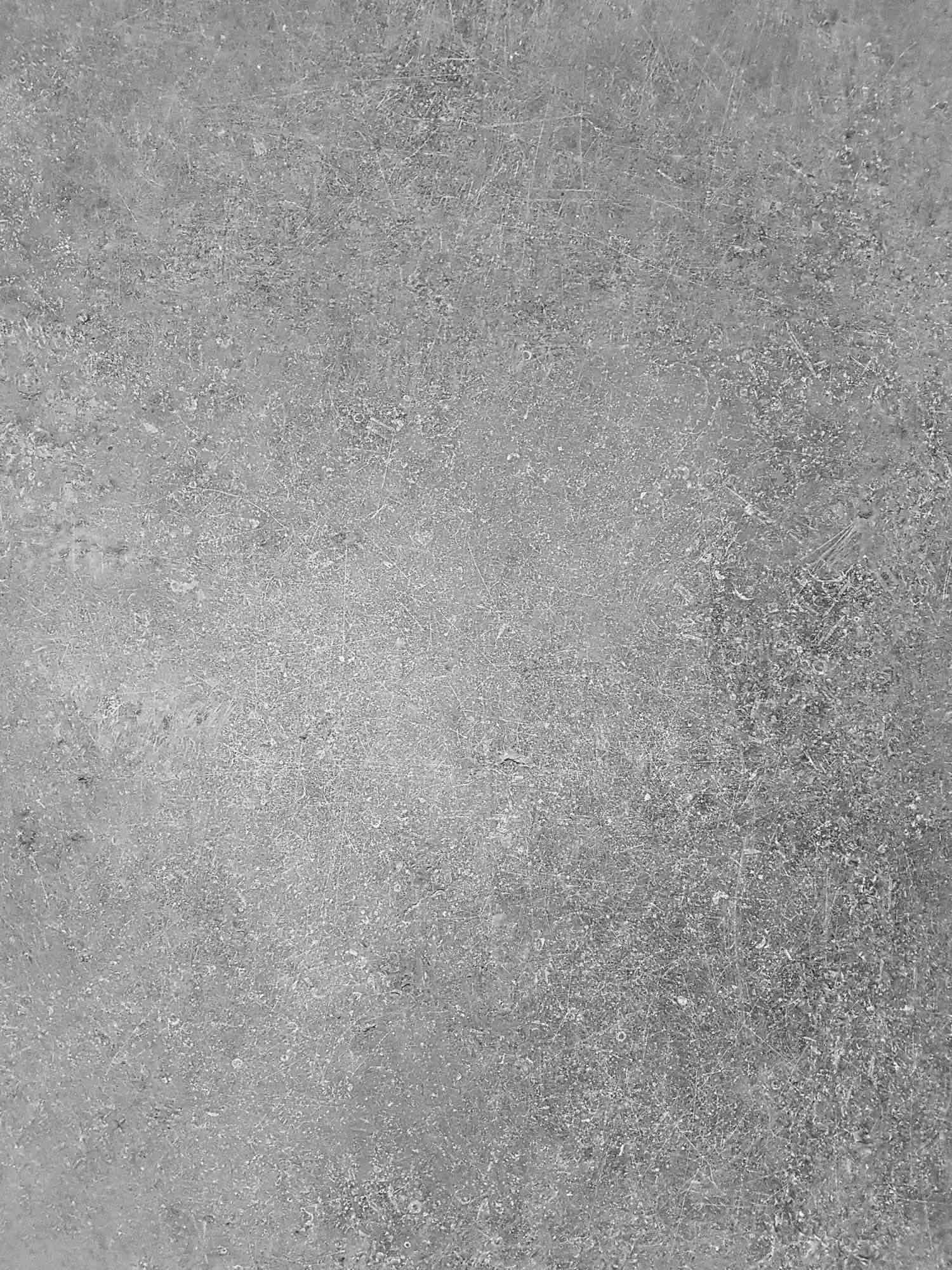 Superficie in cemento a vista con crepe, dettaglio materico, bianco e nero